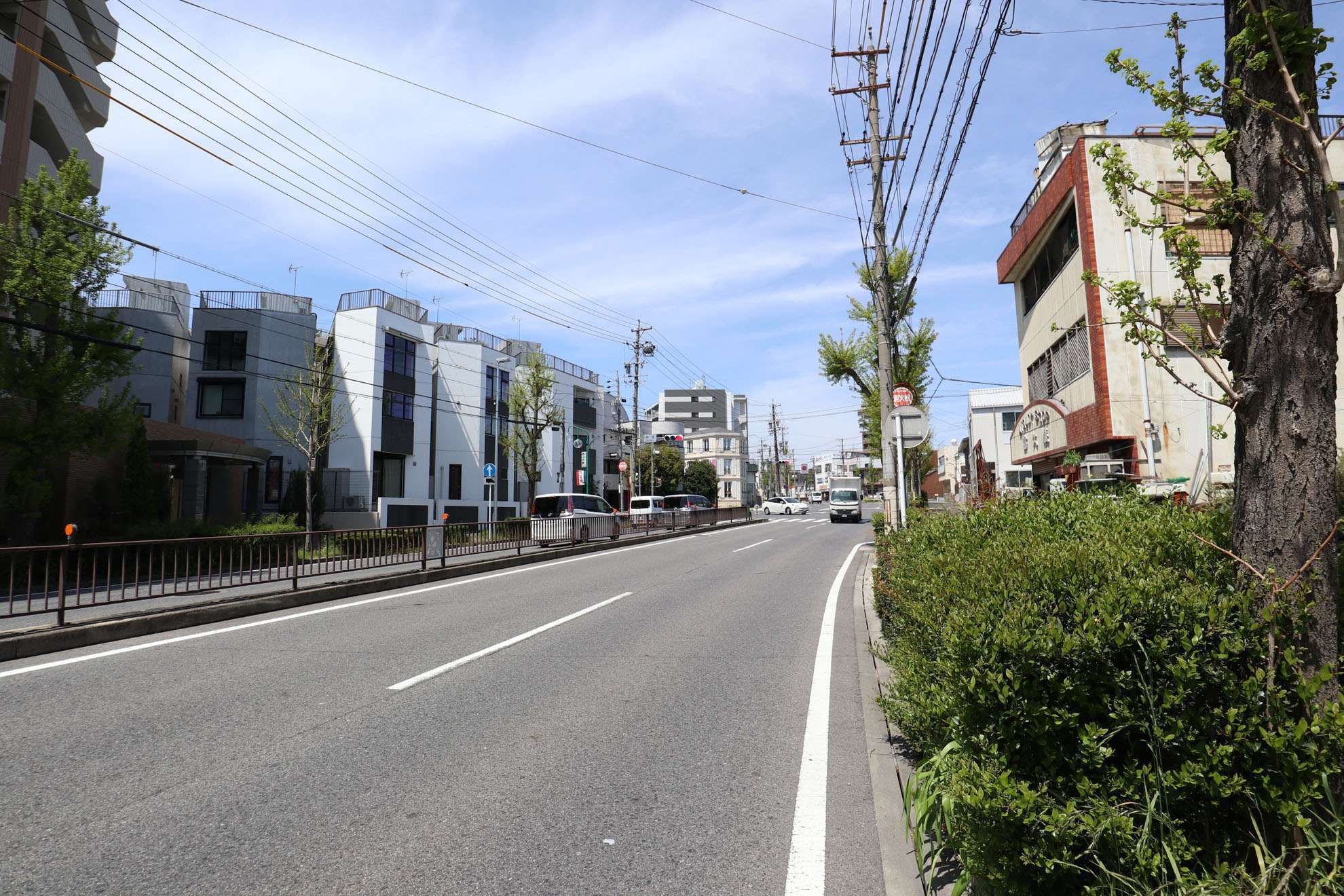 町の南側には、国道302号線に続く、岩藤名古屋線が通っています。