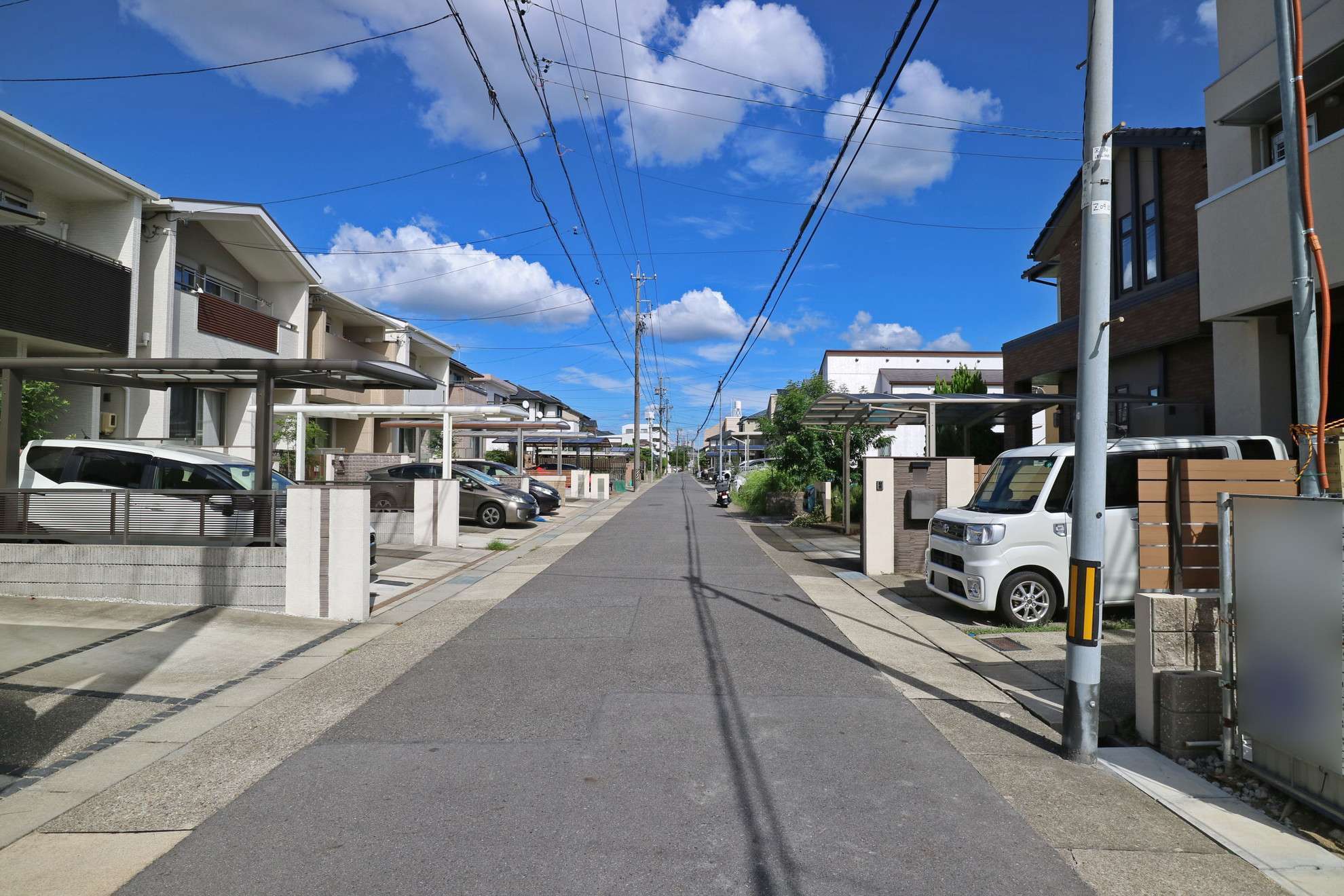 区画がほぼ整っており、整然とした街並みです。