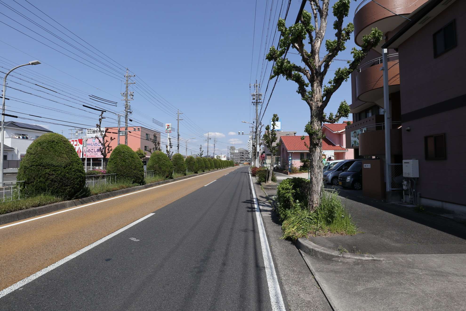 町の北側には、東西に出来町通が通っています。