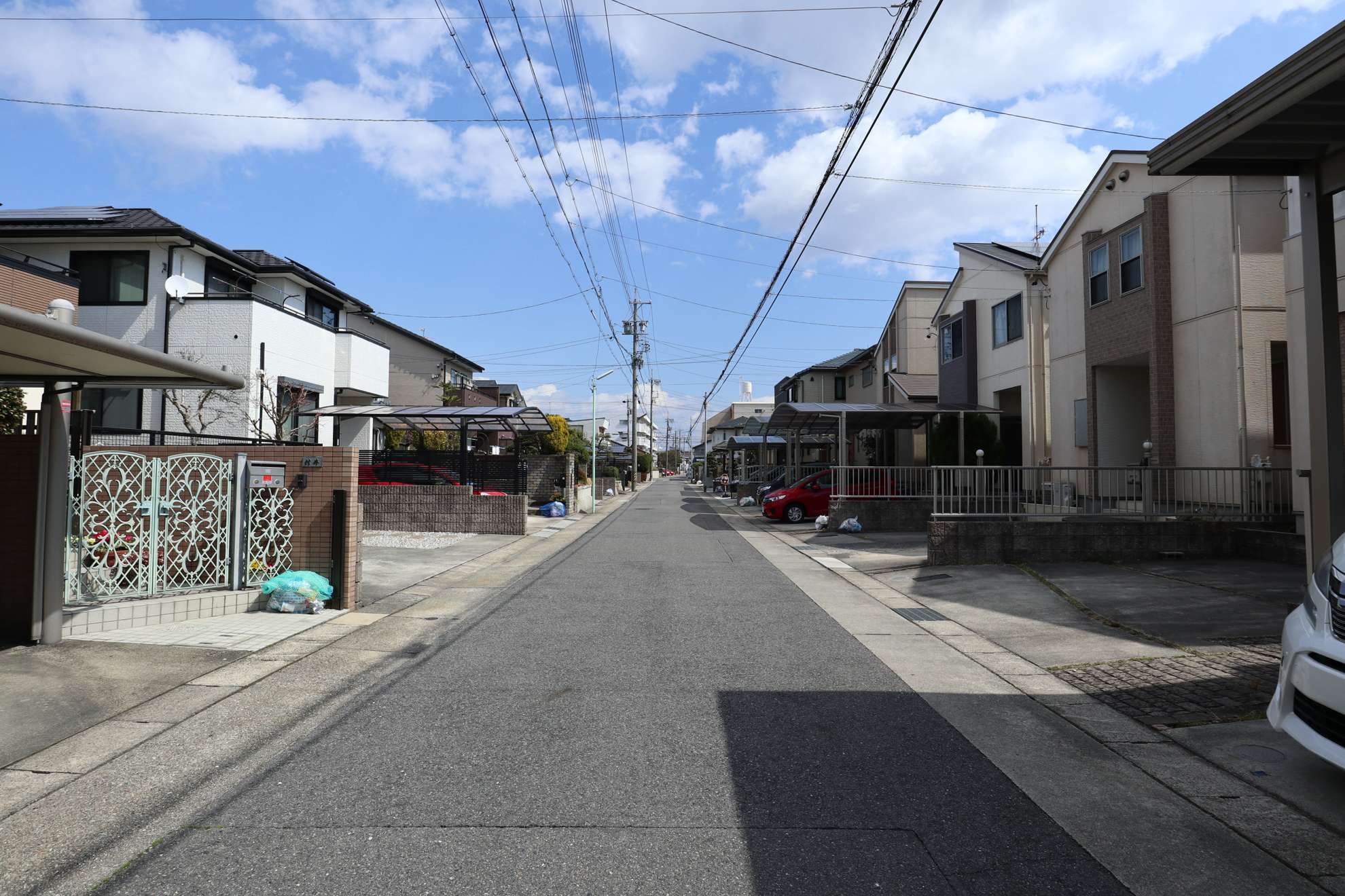 比較的新しい一戸建てが立ち並ぶエリア。