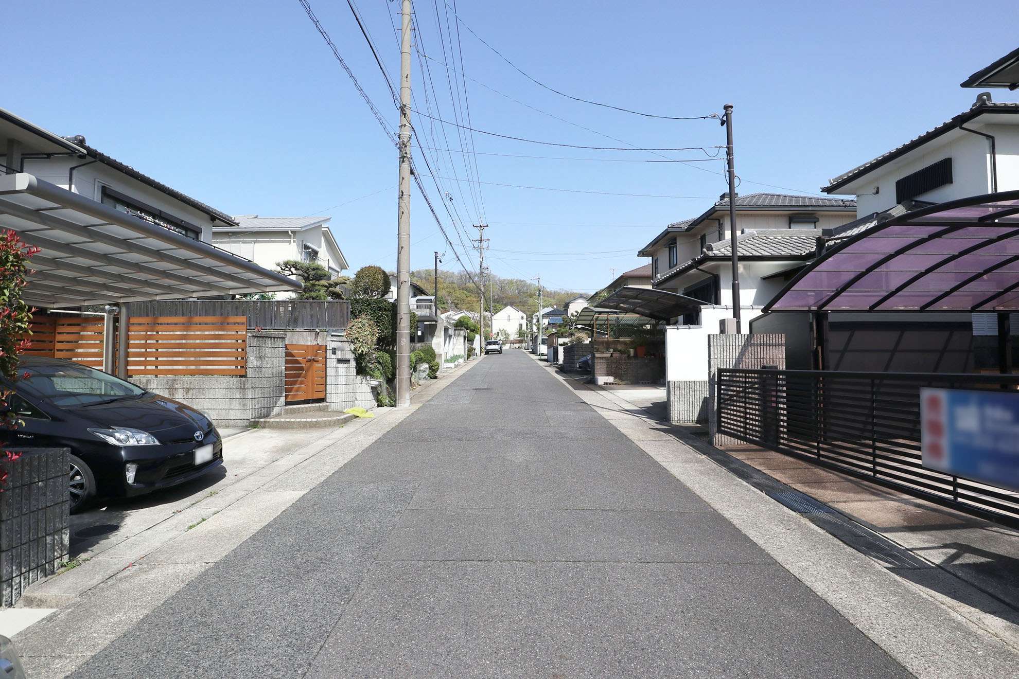 道幅は広く、区画の整ったすっきりとした印象の住宅地。