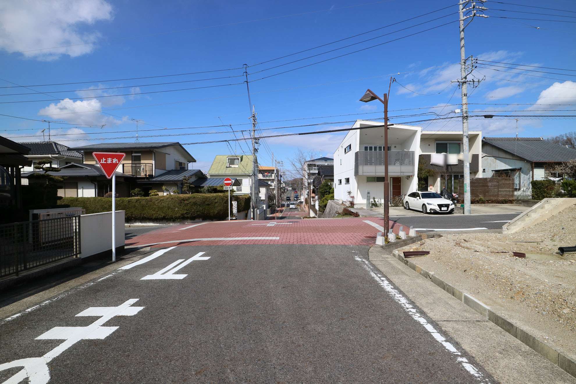 町中にはやや勾配があります。