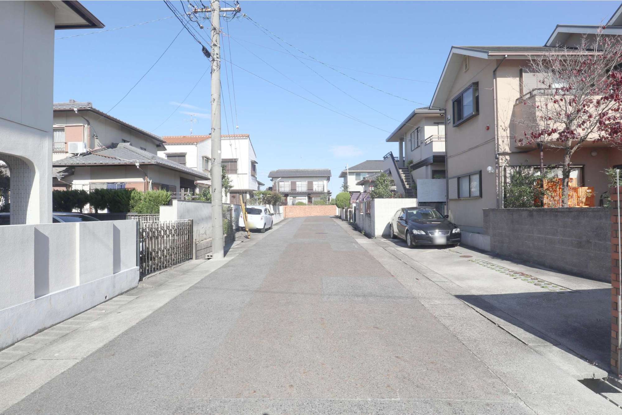 敷地の広い一戸建てが立ち並ぶ町です。