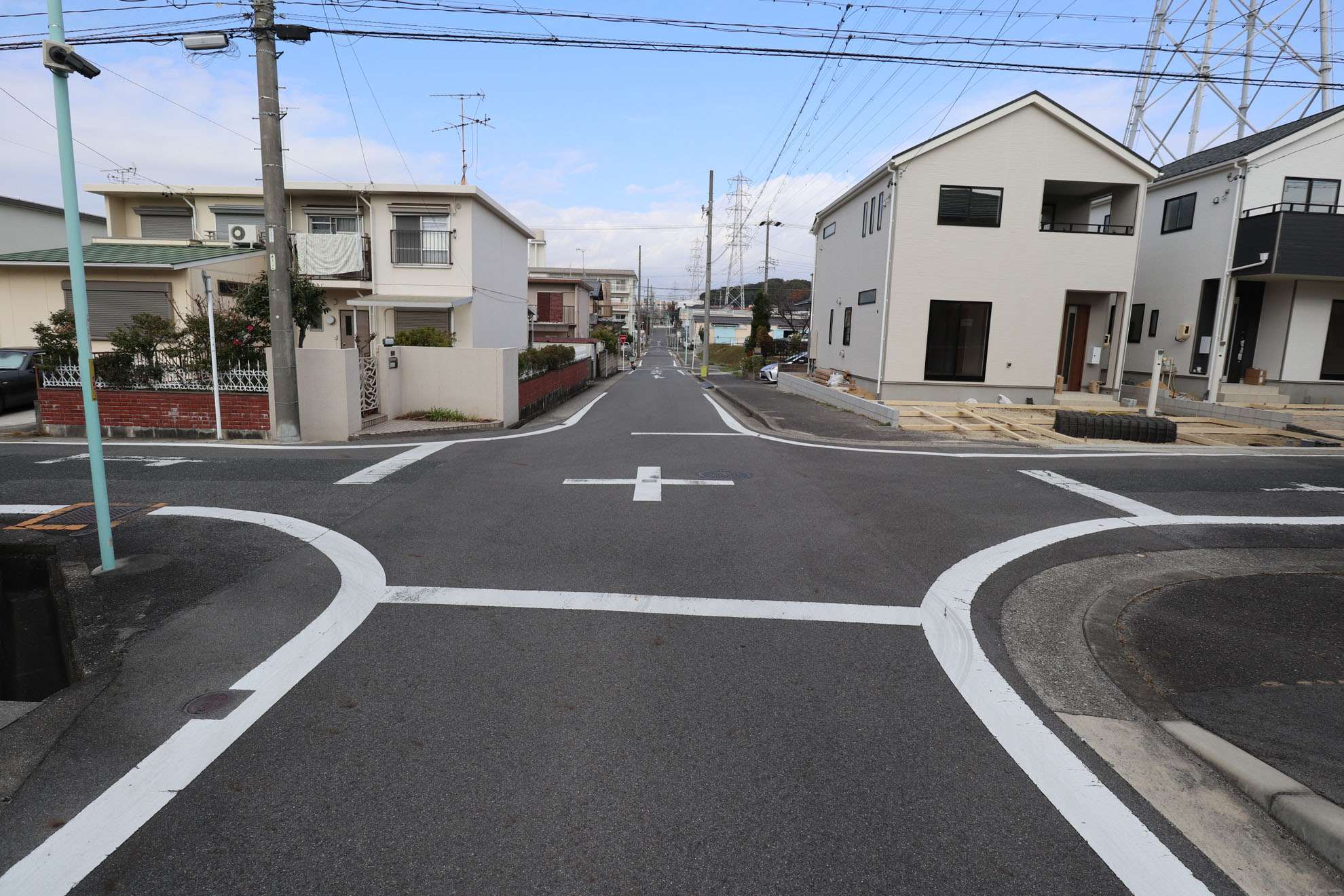 一戸建てが中心の住宅地ですが、大きな道路沿いには事務所や店舗も立ち並んでいます。