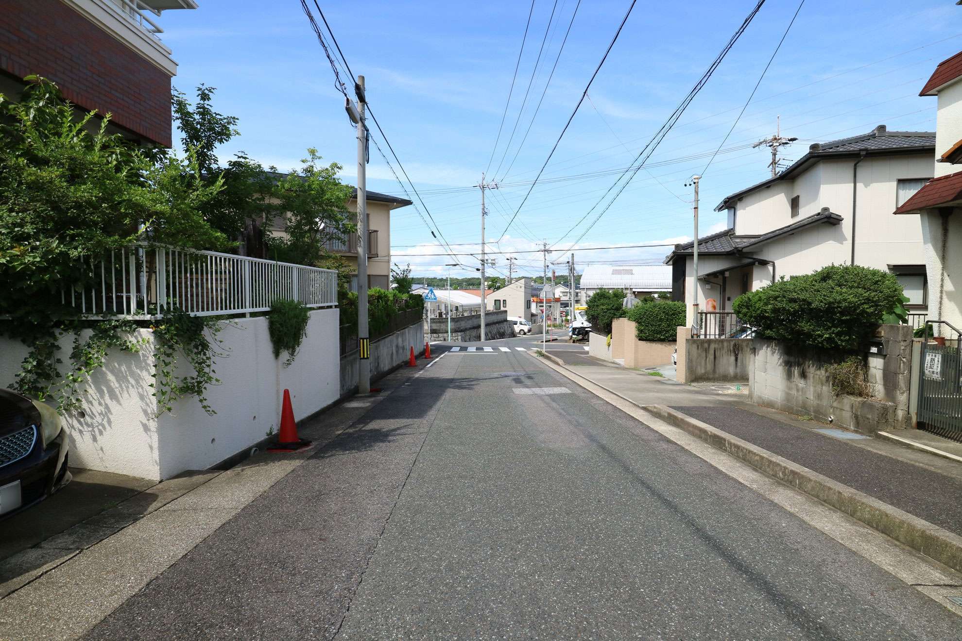 町中には緩やかな傾斜があります。