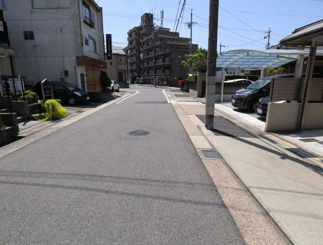 住宅地エリアは、一戸建てや小規模なマンション、ハイツが混在しています。