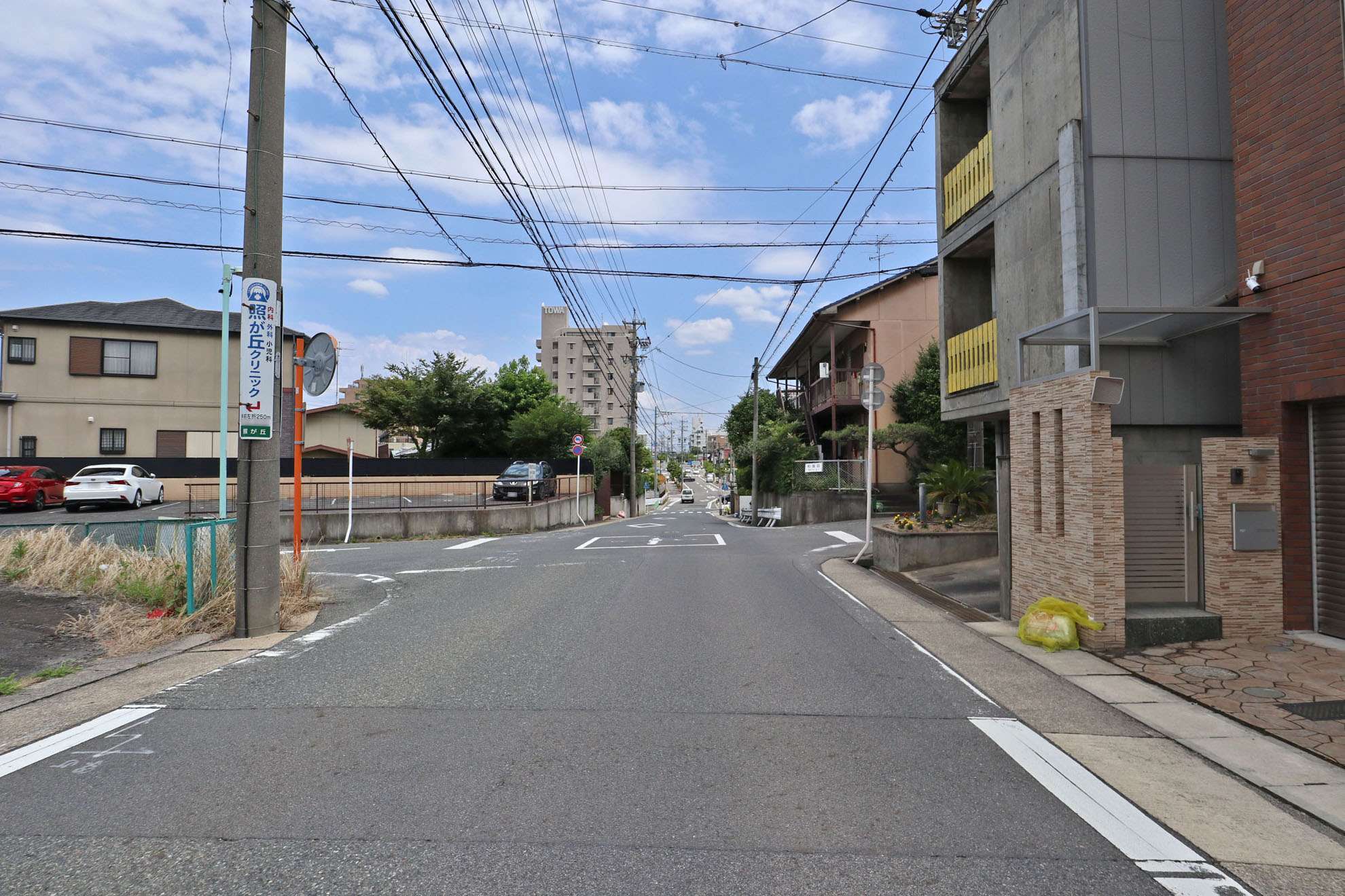 一戸建てや小中規模のマンション、事務所、店舗などが混在する町。