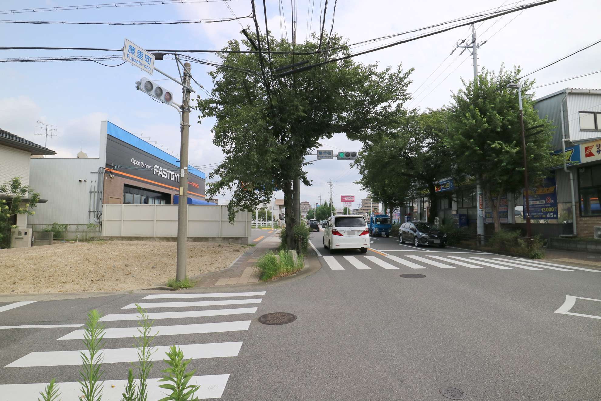 広めの通り沿いには、店舗や工場も並んでいます。