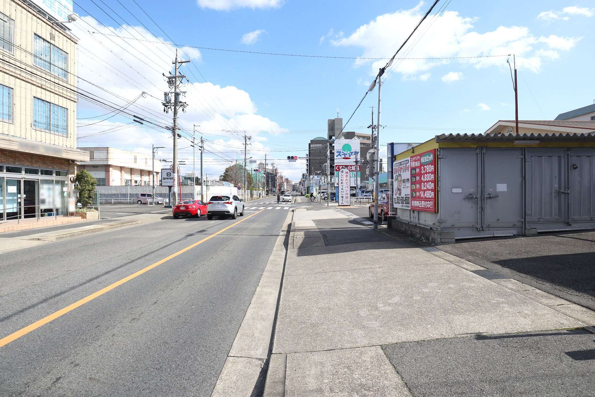 町の北側を東西に走る主要道路。