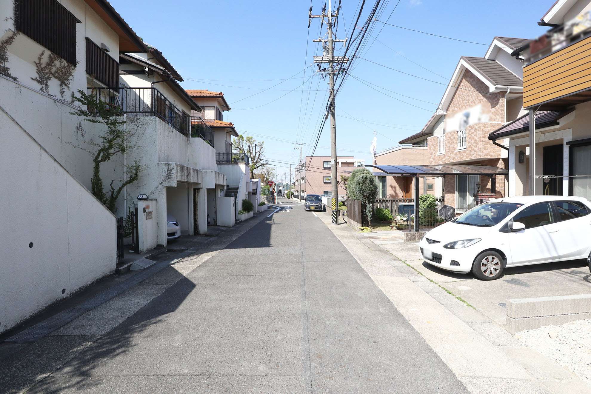 比較的区画が整っており、すっきりとした印象の街並みです。