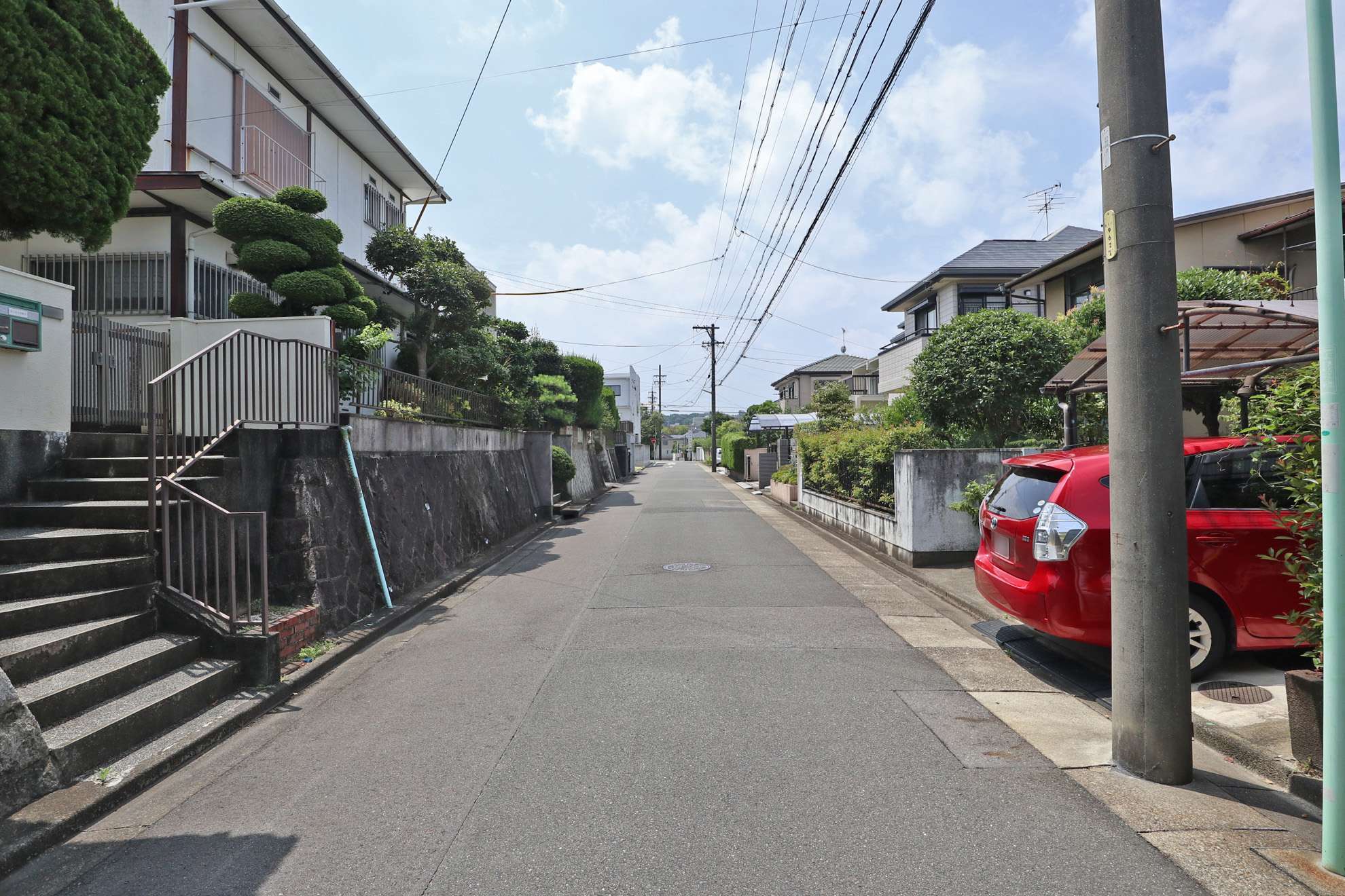 生け垣や植栽のある戸建てが中心で、町中でも緑を身近に感じます。