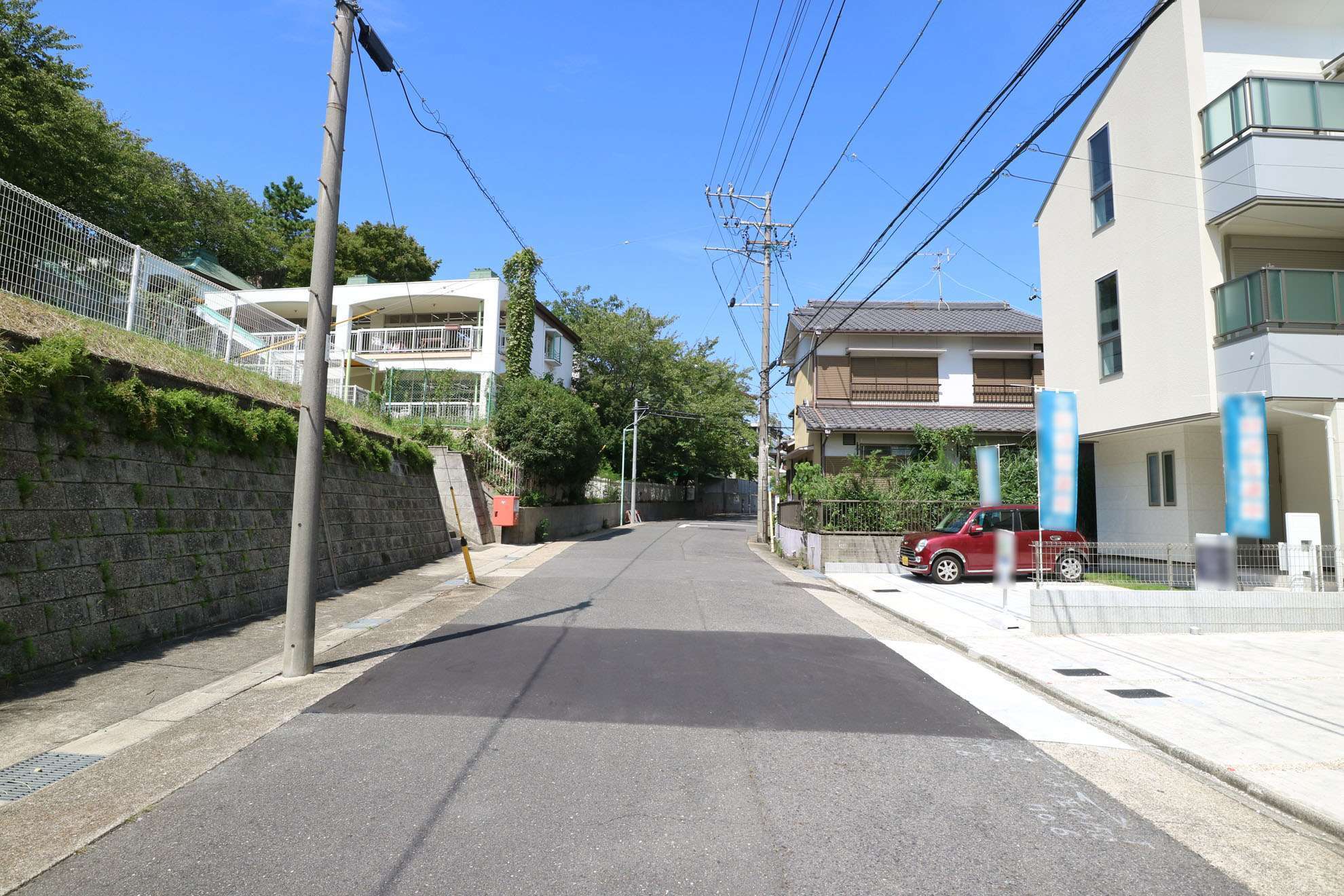 周囲に緑が多い町。