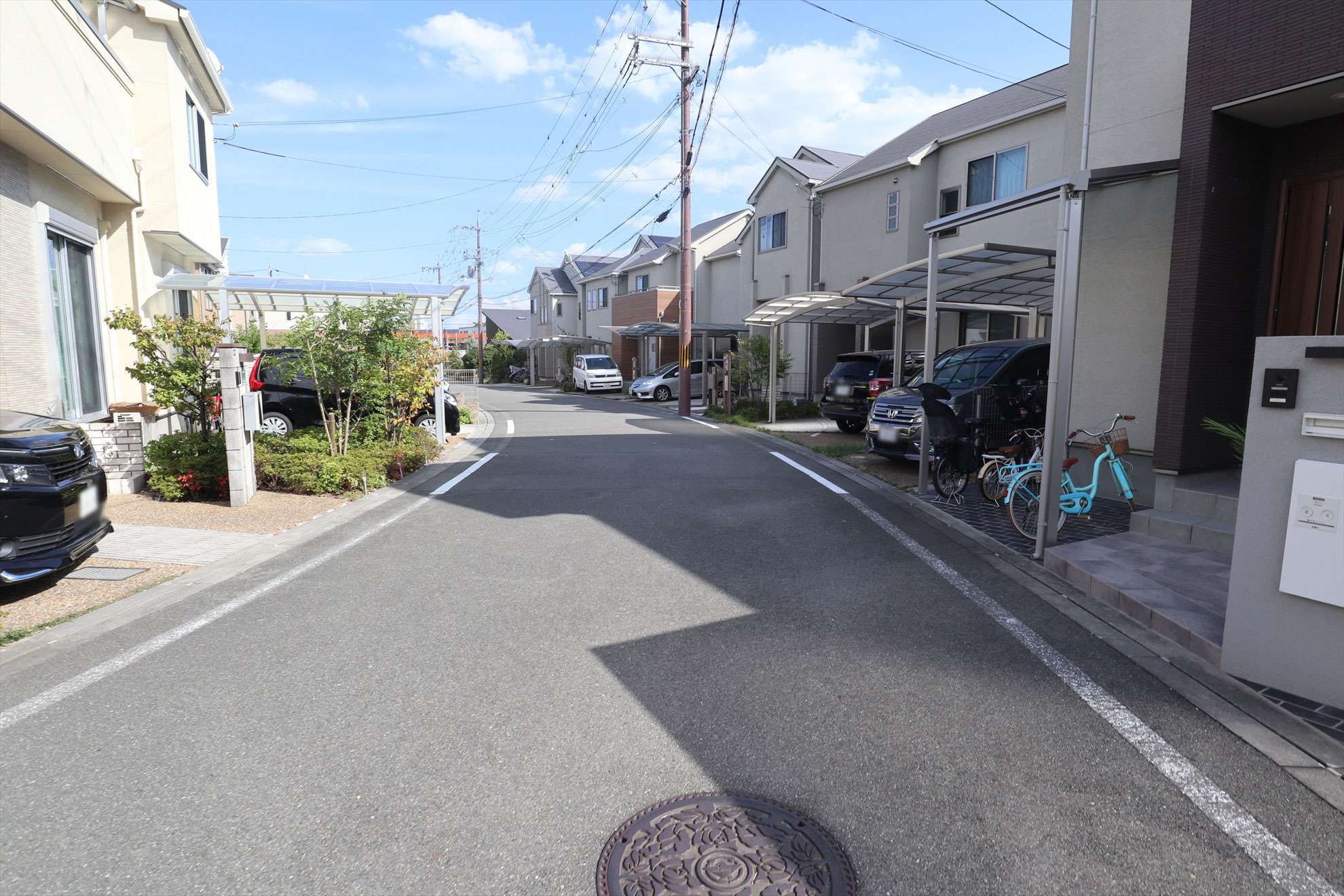 比較的新しい一戸建てが立ち並ぶ住宅地エリアです。