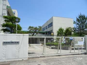 郡小学校