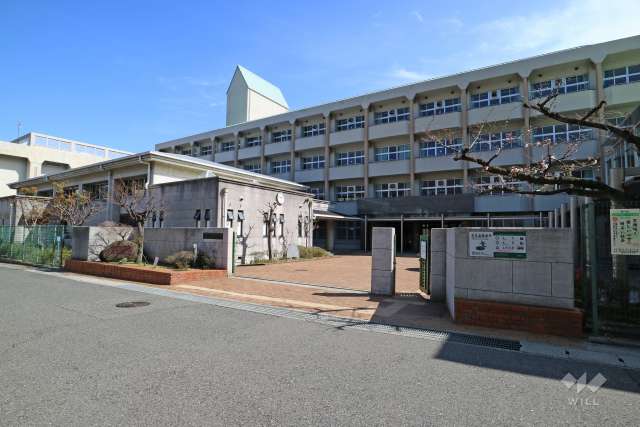 鷹匠中学校