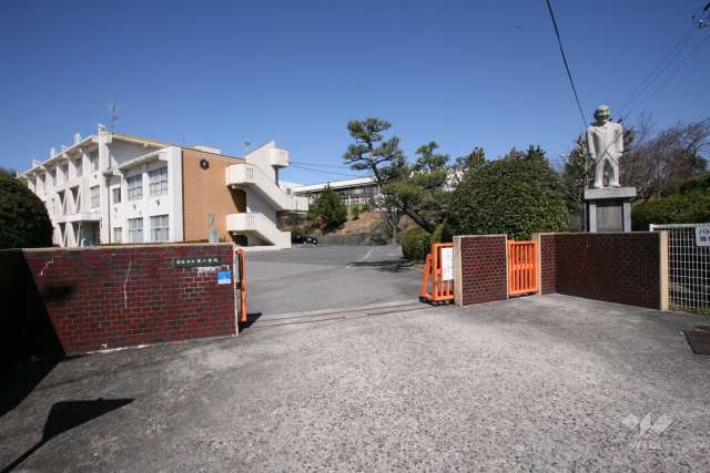 東小学校