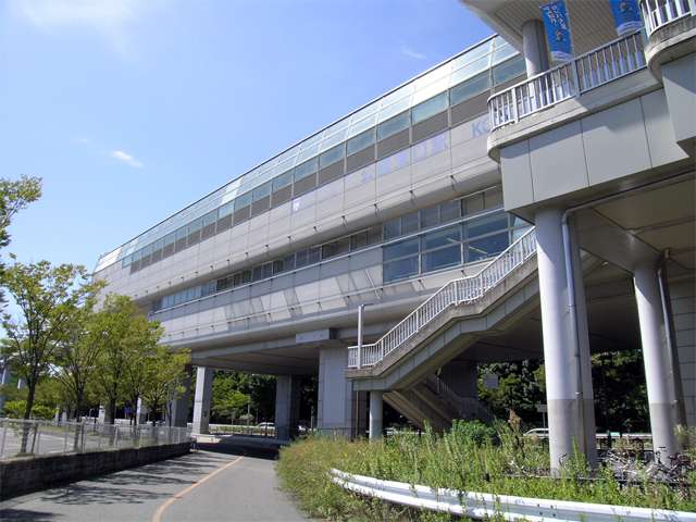 大阪モノ彩都線「公園東口」駅の外観