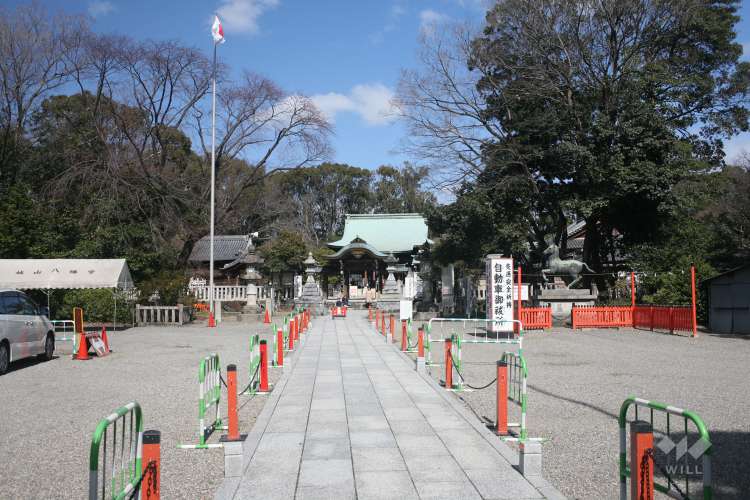 城山八幡宮と昭和塾堂の写真