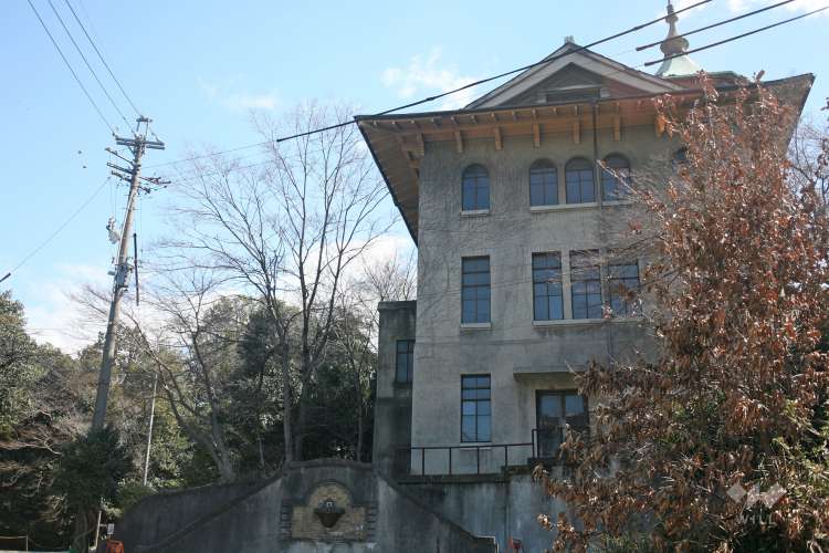 城山八幡宮と昭和塾堂の写真