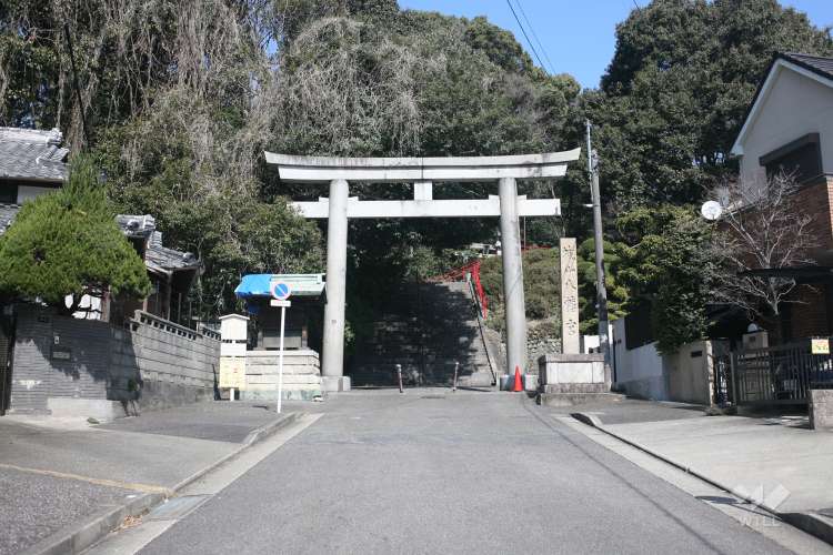 城山八幡宮と昭和塾堂の写真