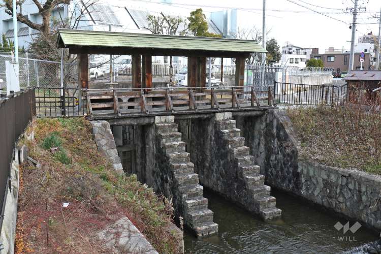 御用水跡街園と黒川樋門の写真