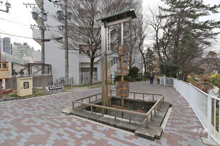 御用水跡街園と黒川樋門の写真