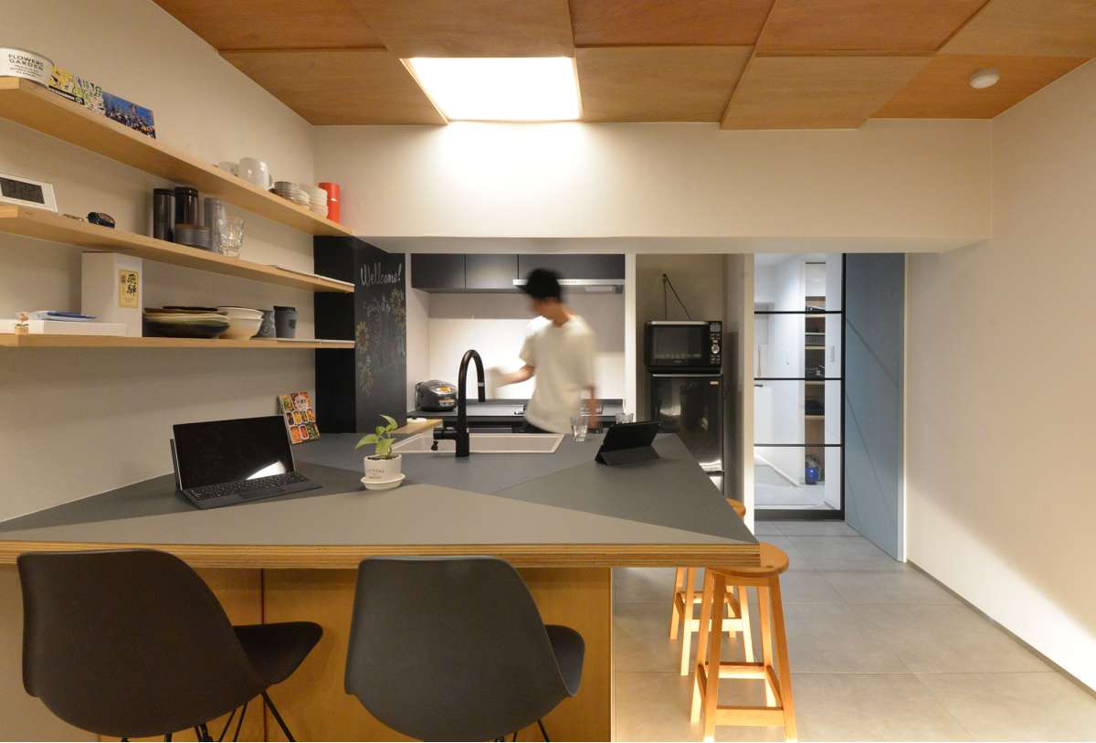 中古リフォームの事例:新しいキッチンの形:造作カウンターでリノベーション