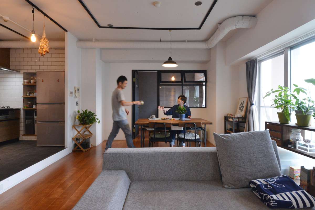中古リフォームの事例:生活空間と調和する壁付けキッチン: 家族との繋がりを深める
