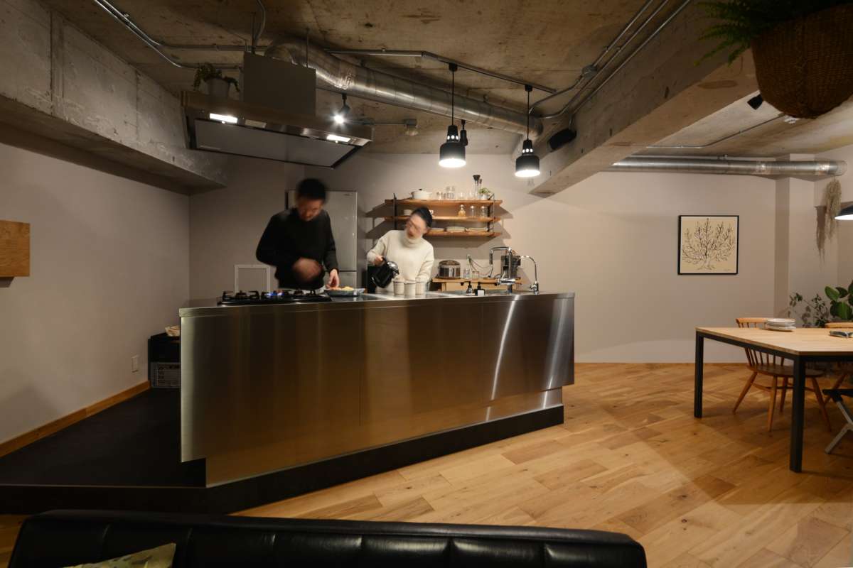 中古リフォームの事例:無垢とコンクリートのコントラスト