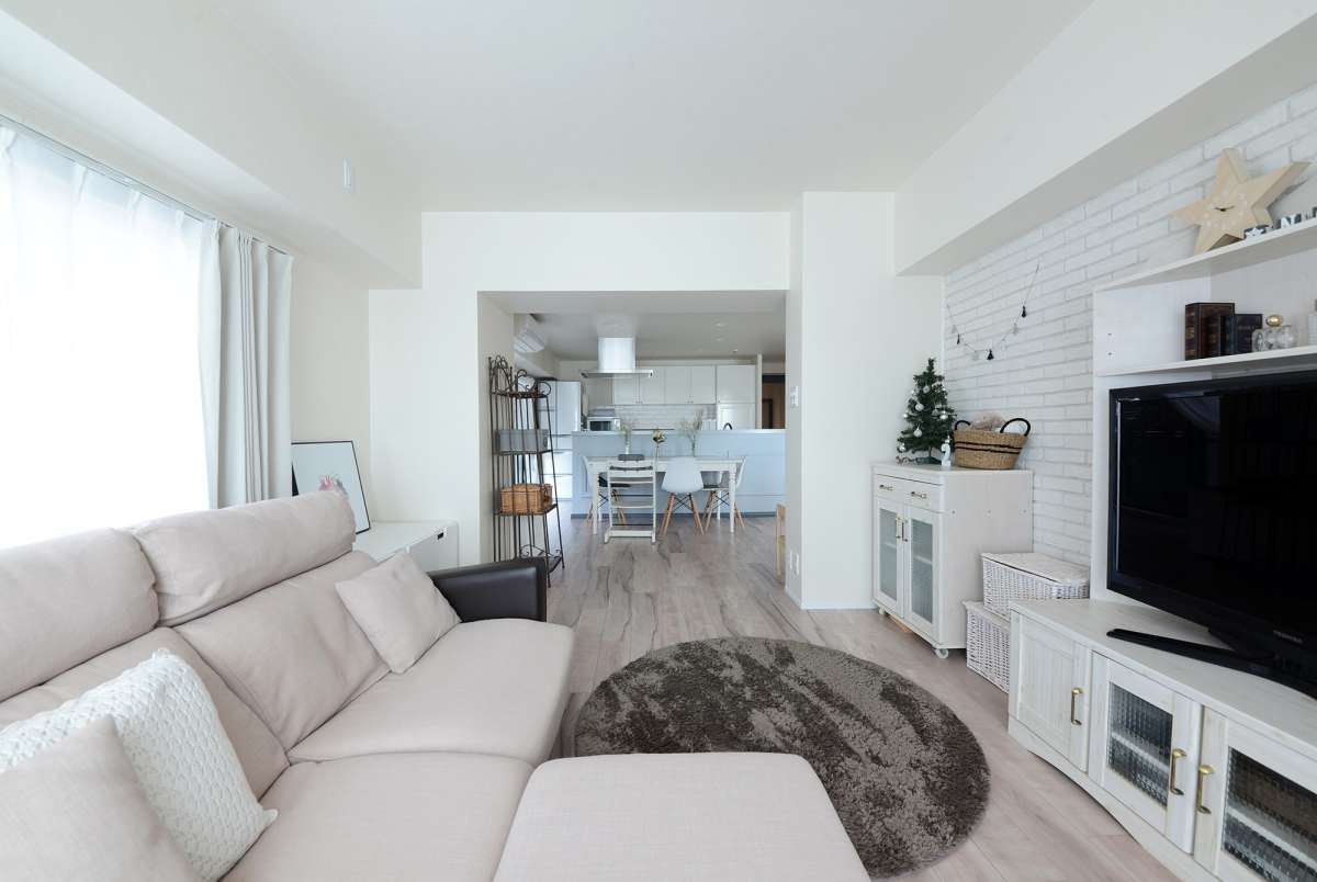 中古リフォームの事例:新しいスタイル:腰壁で生まれ変わったアイランドキッチン