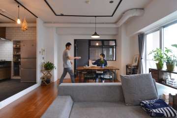 【リフォーム事例:生活空間と調和する壁付けキッチン: 家族との繋がりを深める】