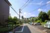棟西側の前面道路(北側から)