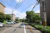 棟西側の前面道路(南側から)