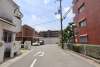 敷地東側の前面道路（北側から）