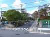 渦ヶ森コーポ3号館の遠景。周辺はマンションが立ち並ぶ静かな住宅地です。