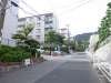 渦ヶ森コーポ4号館の遠景。周辺はマンションが立ち並ぶ静かな住宅地です。