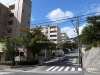 渦ヶ森コーポ15号館の遠景。周辺はマンションが立ち並ぶする静かな住宅地です。