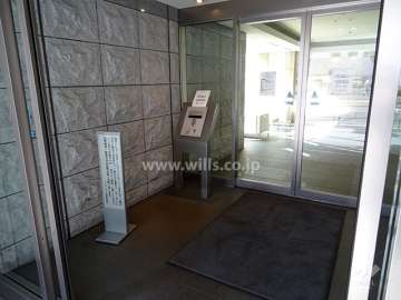 エントランスはオートロック付です。