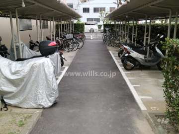 バイク置場と駐輪場