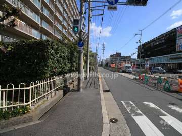 敷地南側の前面道路