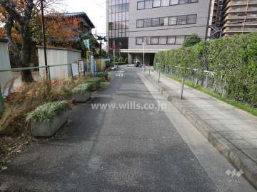 敷地南側の前面道路。