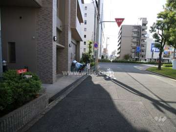 敷地西側の前面道路