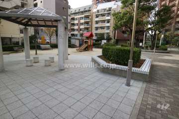 敷地に隣接して公園があります。
