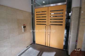 エントランスはオートロック付きです。