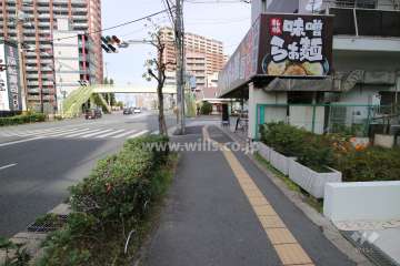敷地西側の前面道路。国道176号線です。