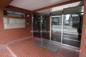 エントランスはオートロック付きです。