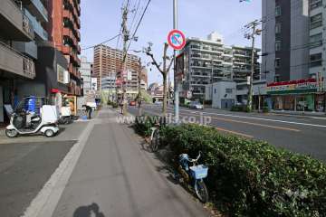 敷地東側の前面道路。国道176号線です。