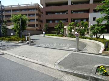 駐車場出入り口（ロボットゲート付）