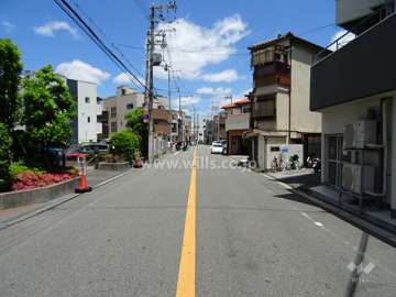 物件の東側前面道路（南側から）