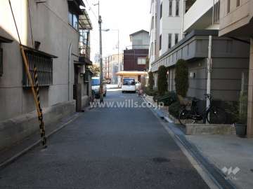 敷地北側の前面道路（西側から）